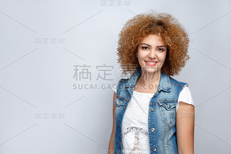 有趣的情绪化的卷发女孩