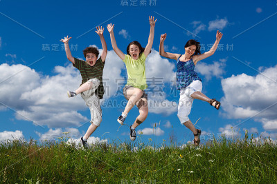 母亲和孩子们在户外跳跃