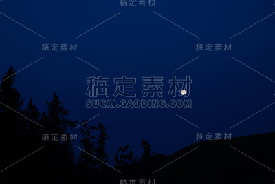明亮的满月映衬着蓝色的夜空