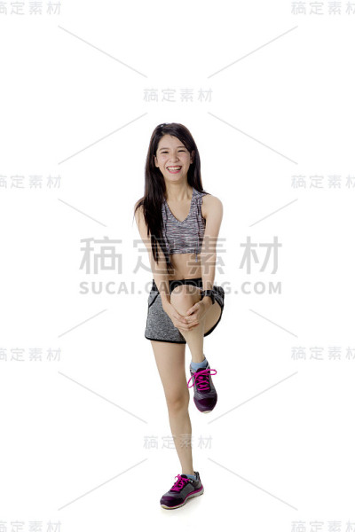 一个中国女人在演播室伸展她的双腿