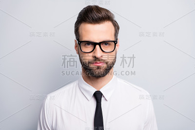 年轻英俊认真的商人的特写照片老板投资者专心看着听同事穿specs白色办公室衬衫领带孤立的灰色背景