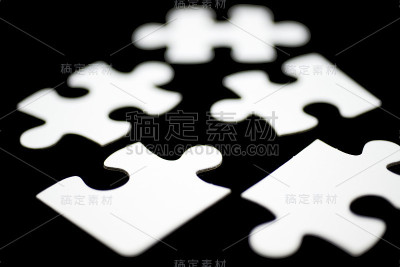 黑色背景上的白色拼图