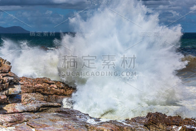 爆炸性的水