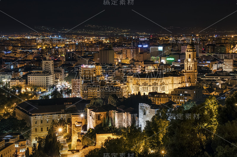 西班牙马拉加的夜景，大教堂和市中心