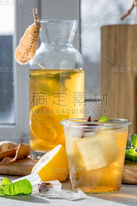 康普茶或苹果酒发酵饮料在瓶中。灌木丛生的益生菌饮料