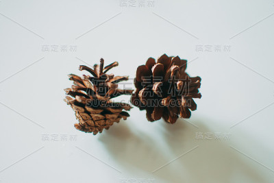 两个圆锥孤立在白色上