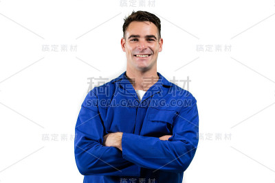 一个白人男性工程师站在白色背景上的肖像