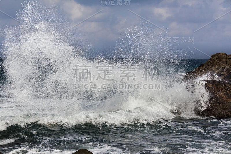 大浪拍打着海岸，海浪拍打着岩石