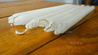 木头背景上的蜡烛