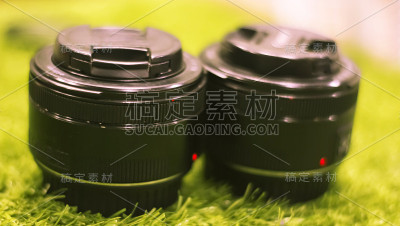 镜头在草地背景上。