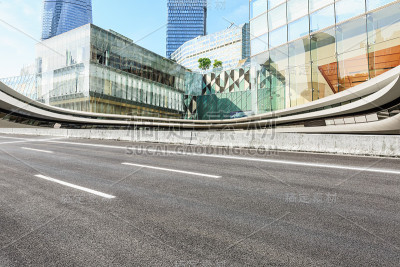 中国上海的柏油路和现代建筑