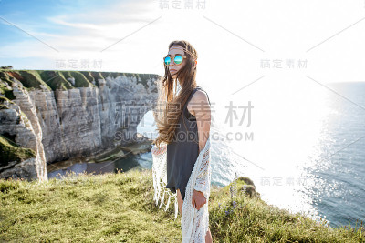 在岩石海岸的年轻女子