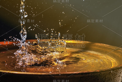 一股水流进铜脸盆