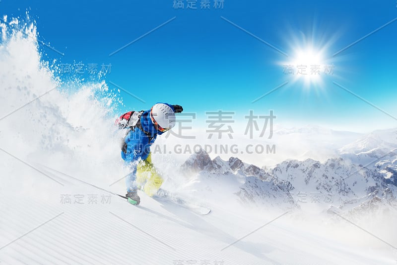 滑雪者在雪道上往下坡跑