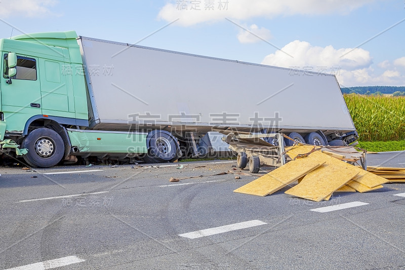 一辆卡车在高速公路上发生事故