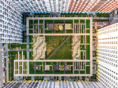 带游乐场的住宅综合体鸟瞰图。俯视图的无人机。
