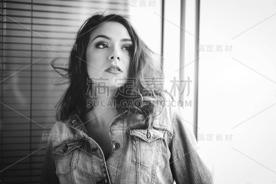站在窗边休息的女人