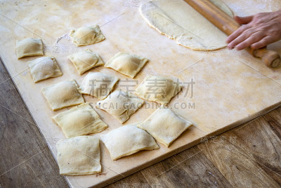 准备自制的馄饨