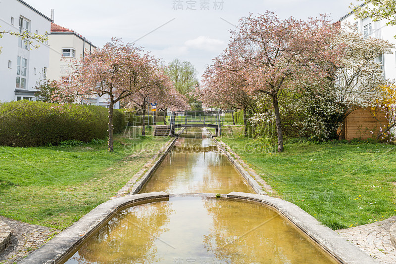 水上公园和水上区域在一个现代住宅综合体，德国