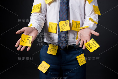 剪裁镜头紧张的商人与贴在衣服上孤立的黑色