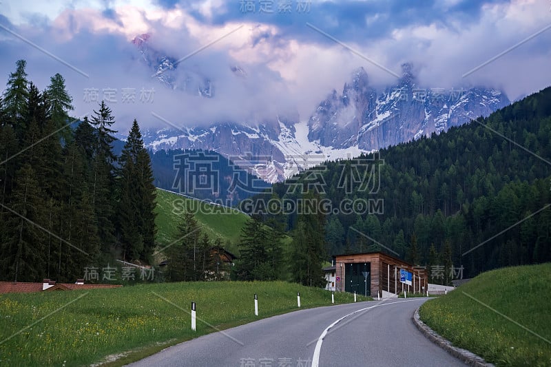 白云石意大利阿尔卑斯山在美丽的日落。Val di Funes，意大利