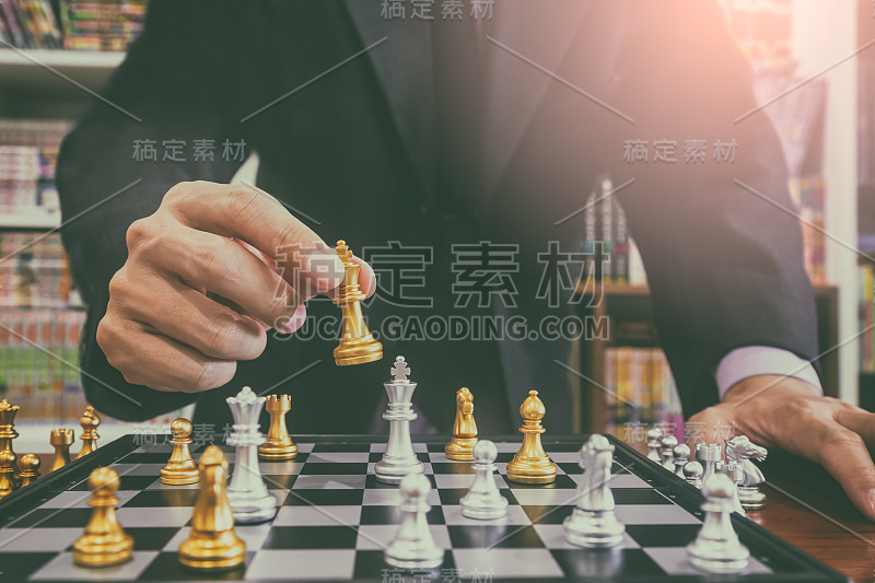 棋局游戏在棋牌背后的商人背景。提出企业财务信息概念和营销策略分析。全球经济和数字商业的投资目标。