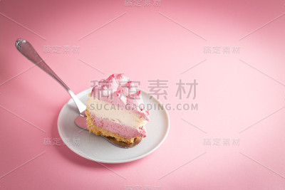 一块美味的自制浆果芝士蛋糕