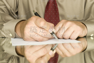 男人在纸上写字