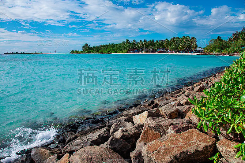 马尔代夫群岛岩石湾与海浪