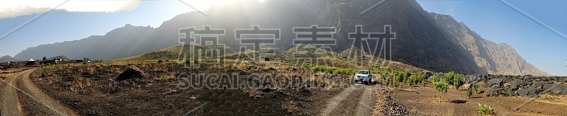卡车在火山公园的土路上行驶