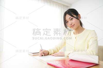 年轻女人学习
