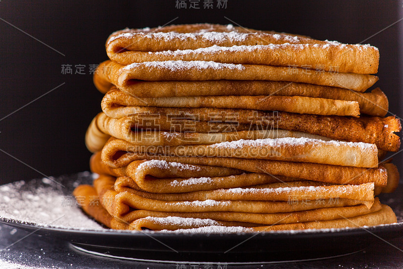 在乡村的背景下，用蜂蜜和石榴石自制的薄饼。Maslenitsa。俄罗斯民间节日