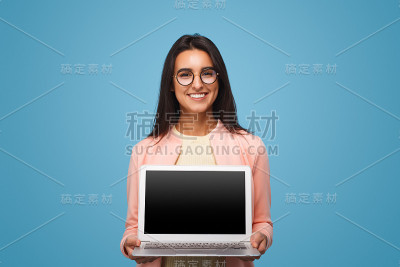 快乐的商务女人拿着笔记本电脑