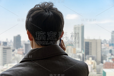 一个接电话的商人的背影