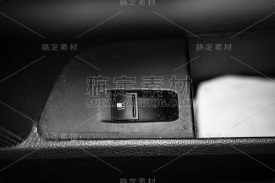 特写照片里面一辆车，油泵按钮。