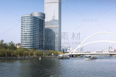 现代城市公路、桥梁、夜景、车灯步道呈弧形