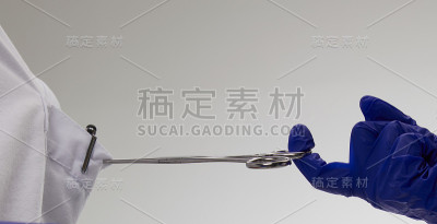医生用剪刀带手套的手
