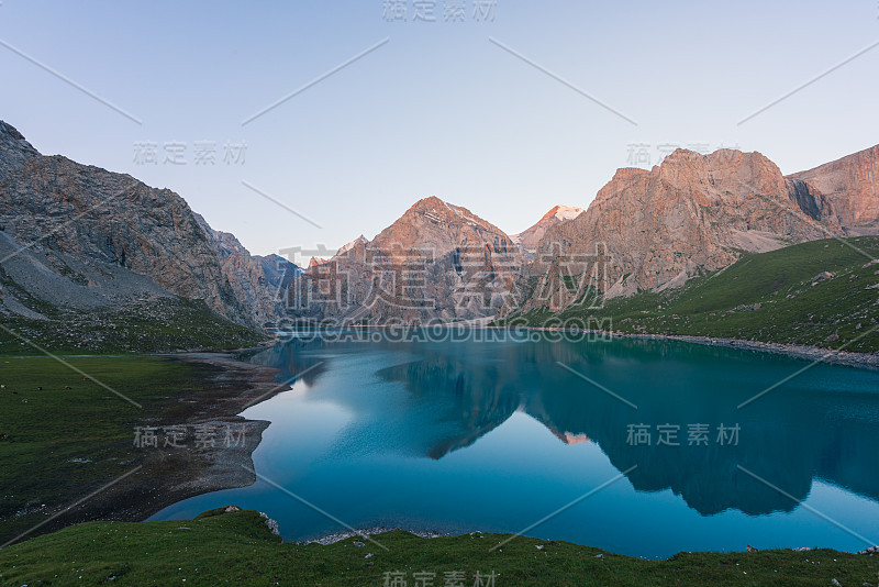 雄伟的中国雪山。令人惊叹的中国自然景观。美丽的湖景。