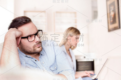 年轻情侣关系中的嫉妒