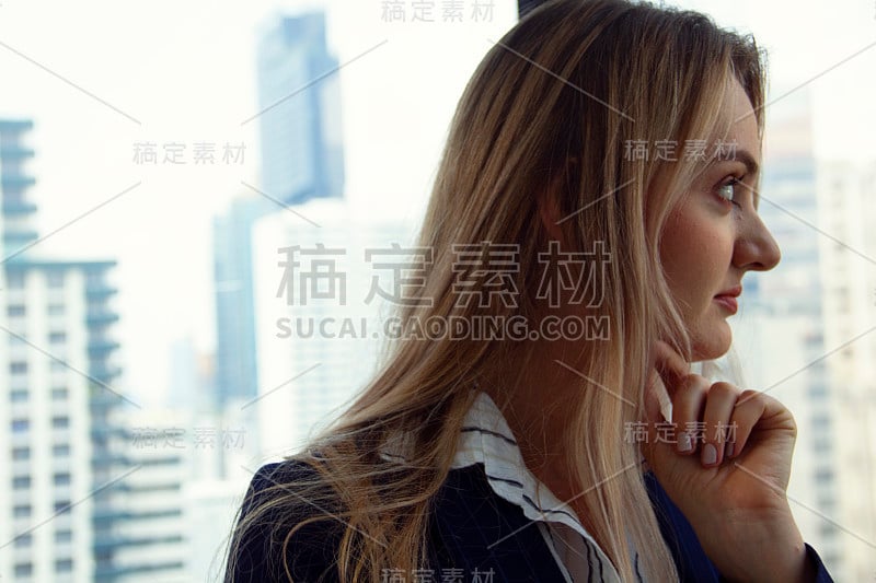 特写美丽的商务女性在办公室和建筑背景。