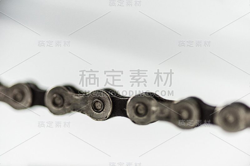 近景的自行车金属链上的白色