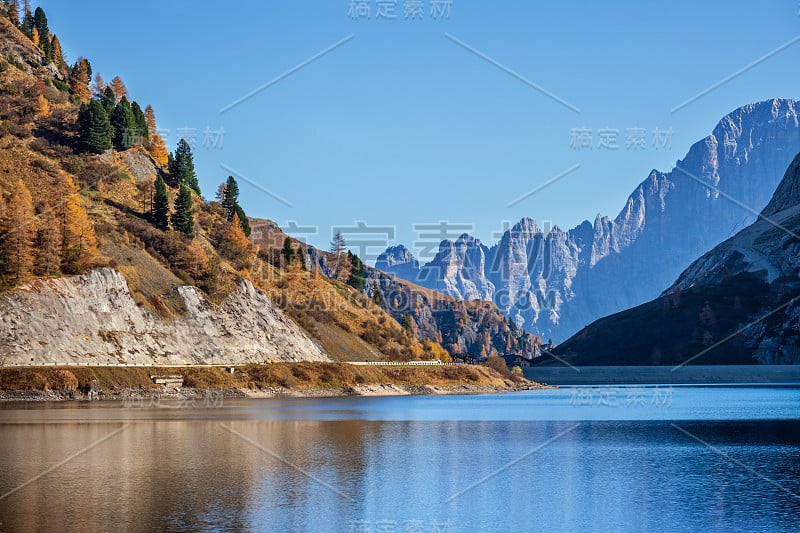 秋天高山湖泊和山口，特伦蒂诺，白云石阿尔卑斯山，意大利。