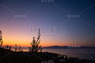 生动的日落与橄榄树海岸，希腊