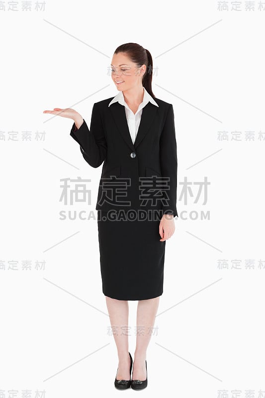 穿着西装的漂亮女人展示着复印空间