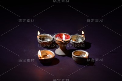 在排灯节庆祝期间，彩色的粘土灯盏被点亮。问候卡设计印度的光节日称为排灯节。