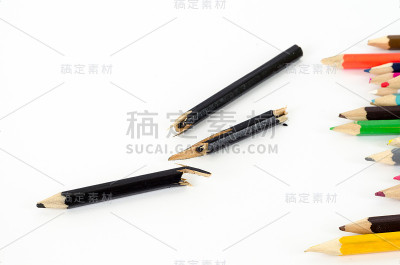 在白色背景上孤立的彩色铅笔