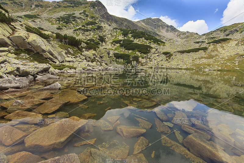 夏季山景秀丽，有冰川湖和雨云