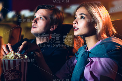 白种恋人在电影院看电影