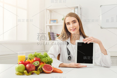 医生营养师和持有数字平板电脑