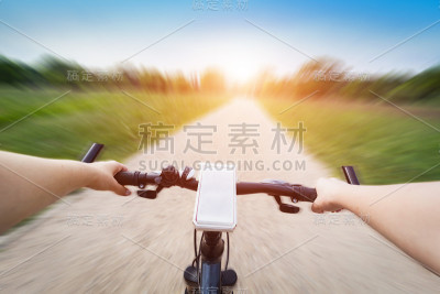 骑自行车第一人称视角。智能手机在车把上。速度运动模糊